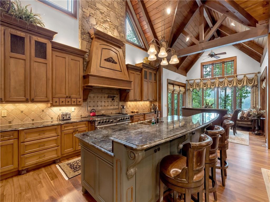 homes for sale on lake keowee